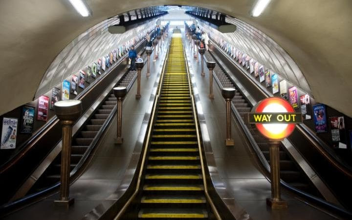 Καπνός στην σιδηροδρομική γραμμή των Ντόκλαντς στο κεντρικό Λονδίνο